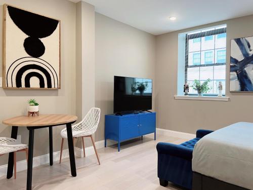 费城Stay at Luna on Callowhill的一间卧室配有一张床、一张桌子和一台电视。