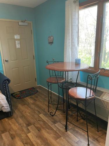 马布尔黑德Lake Point Motel的客房设有桌椅和窗户。