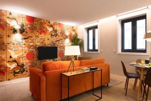 波尔图Byobu Apartment, by Bolhão Residences的客厅配有橙色沙发和电视