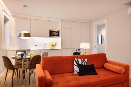 波尔图Byobu Apartment, by Bolhão Residences的客厅配有橙色沙发和桌子