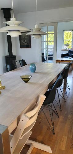 斯基沃Privat Villa的配有椅子的房间里一张大木桌
