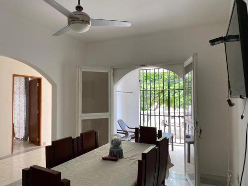 圣玛尔塔Apartamento con aire acondicionado y parqueadero por dias en Santa Marta的一间带桌子和吊扇的用餐室