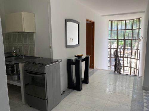 圣玛尔塔Apartamento con aire acondicionado y parqueadero por dias en Santa Marta的厨房配有炉灶和台面
