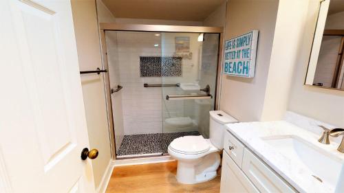 德斯坦Beachside II 4297的带淋浴、卫生间和盥洗盆的浴室