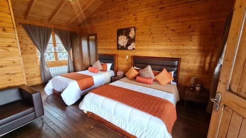 迦太基Hotel Cabañas y Mirador Secret Garden CR的木墙客房的两张床