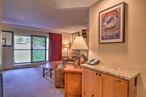 布雷肯里奇Beaver Run Resort 4228的客厅配有沙发和桌子