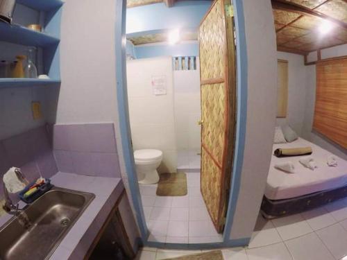 公主港哈姆拉丛林度假村的带淋浴、卫生间和盥洗盆的浴室