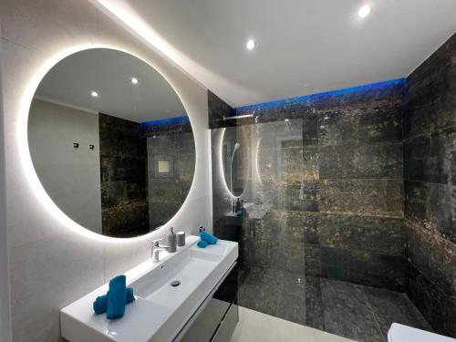 阿德耶Luxury house Atlantico private heated pool的一间带水槽和镜子的浴室