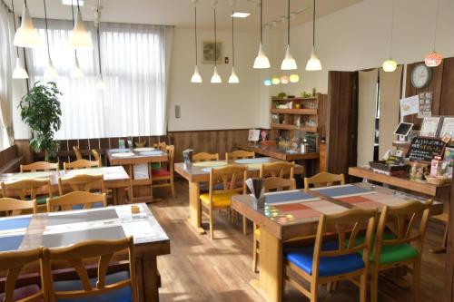 藤枝Fujieda Ogawa Hotel - Vacation STAY 29634v的用餐室配有木桌和椅子