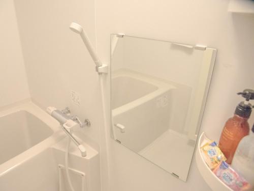 AmakusaHOTEL SUNROAD - Vacation STAY 04184v的浴室内带镜子的玻璃淋浴间门