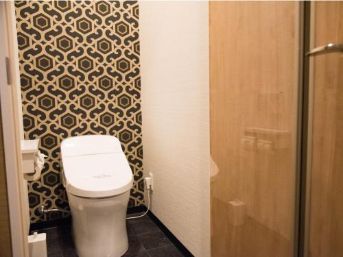 AmakusaHOTEL SUNROAD - Vacation STAY 04184v的一间带卫生间和淋浴的小浴室