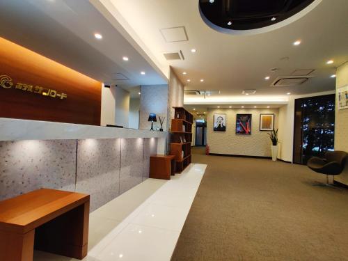 AmakusaHOTEL SUNROAD - Vacation STAY 04184v的办公大厅,设有前台和候机室