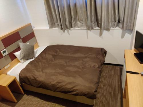 AmakusaHOTEL SUNROAD - Vacation STAY 04184v的小房间设有一张带窗户的床