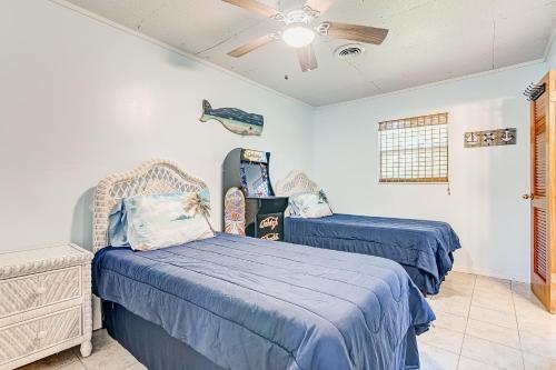 维洛海滩Sunshine Escape的一间卧室配有两张床和吊扇