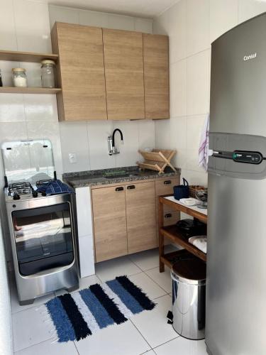 里约热内卢Casa Marambaia 2的厨房配有炉灶和冰箱。