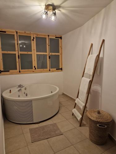 阿格罗斯Aprosmeno Jacuzzi House 3 With Private Pool的一间带浴缸的浴室