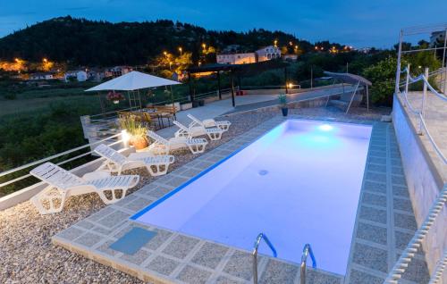 普洛切Family friendly apartments with a swimming pool Bacina, Neretva Delta - Usce Neretve - 15309的一个带椅子和桌子的游泳池