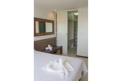 拉巴拉德纳圣米格尔Apartamento em Barra Bali, Resort de Luxo - Destino BSM 329的一间卧室配有一张带白色毛巾的床