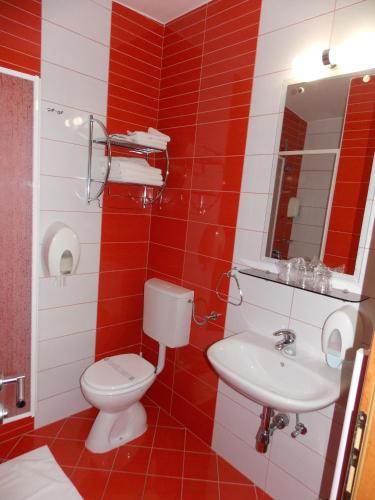 奥罗斯拉伟杰Triple Room Oroslavje 15384j的红色和白色的浴室设有卫生间和水槽