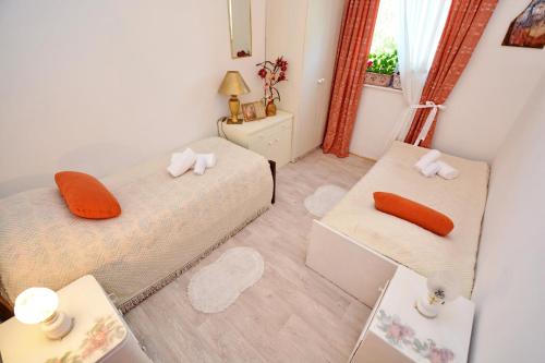 KijevoFamily friendly house with a parking space Kijevo, Zagora - 15414的小房间设有两张床和两张桌子