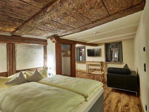 罗滕堡霍夫布鲁嫩公寓的一间卧室配有一张大床和电视