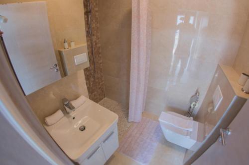 格拉达茨Apartments by the sea Gradac, Makarska - 16039的白色的浴室设有水槽和卫生间。