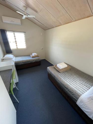 黄金海岸Gold Coast Performance Centre的客房设有两张床和窗户。