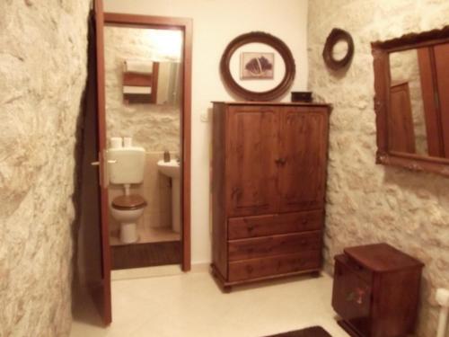 布拉采Apartments by the sea Blace, Neretva Delta - Usce Neretve - 16068的一间带卫生间和镜子的浴室