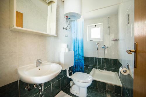格拉达茨Apartments by the sea Gradac, Makarska - 16073的一间带水槽、卫生间和淋浴的浴室