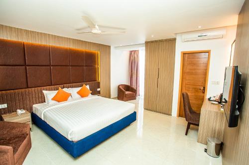 拉杰沙希Royal Raj Hotel的酒店客房,配有床和电视