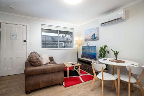 奥兰治One-Bedroom Apartment on Summer的客厅配有沙发和桌子