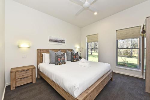 波高尔宾Ironbark Hill Estate的卧室设有一张白色大床和一扇窗户。