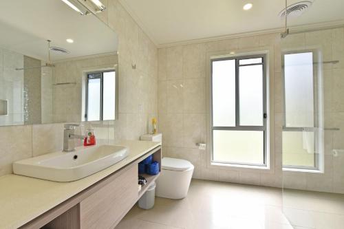 波高尔宾Ironbark Hill Estate的白色的浴室设有水槽和卫生间。