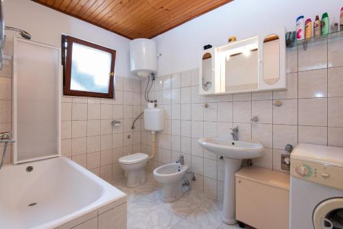 库希斯特Apartments by the sea Viganj, Peljesac - 16259的浴室配有盥洗盆、卫生间和盥洗盆。