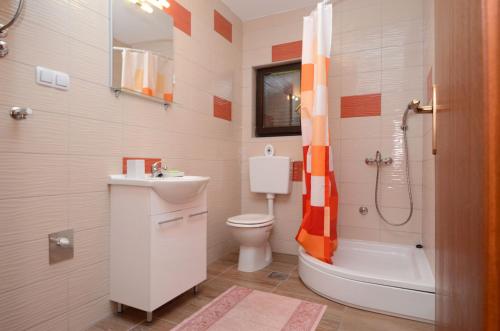 普利兹巴Apartment Prizba 16268c的浴室配有卫生间、盥洗盆和淋浴。
