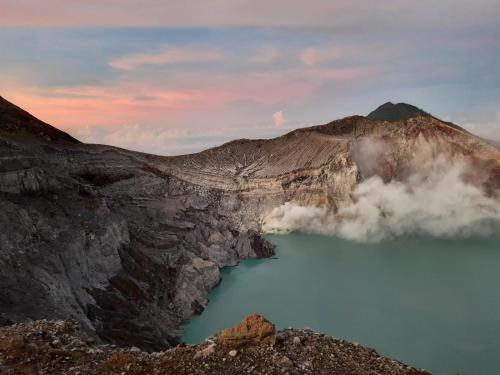 里辛Avrila Ijen Guest House的享有山中火山口湖泊的景色