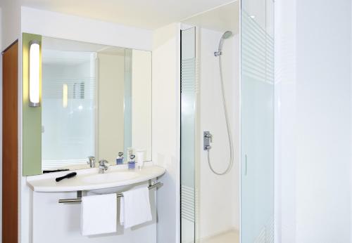 巴塞尔巴塞尔市宜必思快捷酒店的一间带水槽和淋浴的浴室