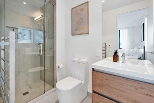基督城Top Floor Luxury City Central w Sunny Balcony的浴室配有卫生间、盥洗盆和淋浴。