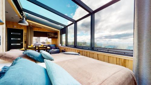 萨利色尔卡Top Star Saariselkä - Arctic Glass Cubes的带大窗户的客房内的两张床