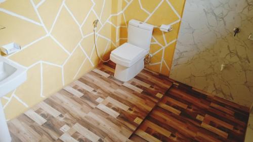 哈伯勒内Oleena Home Stay的一间带卫生间的浴室,铺有木地板。