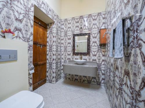 迪拜Heritage Home Guest House的一间带水槽和卫生间的浴室