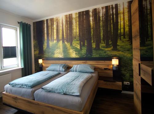 巴特萨克萨Ferienwohnung Busch的森林壁画中一间带两张床的卧室