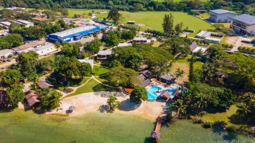 维拉港MG Cocomo Resort Vanuatu的享有带游泳池的度假村的空中景致