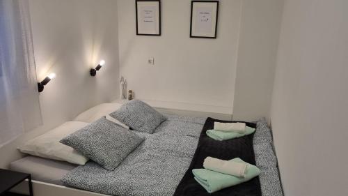 奥西耶克RetFala Inn的白色的客房配有带枕头的床