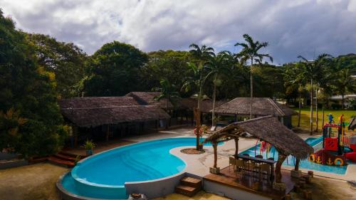 维拉港MG Cocomo Resort Vanuatu的度假村游泳池的图片
