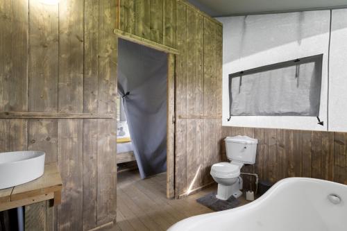 赫特福德Finest Retreats - The Herdwick Safari Tent的带浴缸、卫生间和盥洗盆的浴室