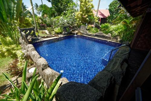 珍拉丁LaVilla By Holiday Villa Cherating的花园中的一个游泳池