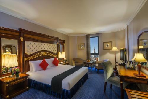利雅德Mena Andalusia Riyadh的酒店客房设有一张大床和一张书桌。