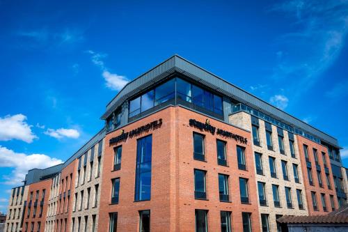 都柏林Staycity Aparthotels Dublin City Centre的蓝色天空的红砖建筑