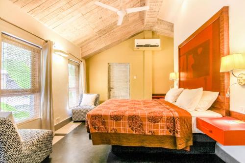 瓦加托瓦加托之家度假村的一间卧室配有一张床、一张沙发和一个窗口